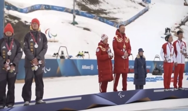 开云-冬残奥会罕见一幕：德国选手抗议升俄罗斯国旗 拒中国队合照请求